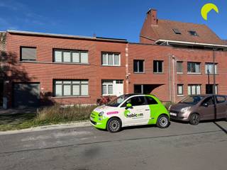 <p><span>Op een zeer centrale locatie, tussen het centrum van Mortsel en Mortsel-Dorp, vinden we dit gezellige huisje met 2 slaapkamers. Dankzij de uitstekende ligging bevinden het openbaar vervoer, het stadhuis, de Statielei en het centrum van Mortsel zich allemaal op wandelafstand. Ook Mortsel-Dorp is vlot bereikbaar, waardoor dit een ideale locatie is voor wie graag alles binnen handbereik heeft.</span></p><p><span> </span></p><p><span>Indeling:</span></p><p><span> </span></p><p><span>We betreden de woning en komen rechtstreeks in de gezellige leefruimte. Vanuit de leefruimte komen we in het eetgedeelte met aansluitend de keuken.</span></p><p><span>Via de keuken hebben we toegang tot de badkamer, voorzien van een douche en toilet. Achteraan de woning bevindt zich een aangename koer met tuinhuis. In het tuinhuis is de aansluiting voor de wasmachine voorzien en is er bovendien extra bergruimte beschikbaar.</span></p><p><span>Vanuit het eetgedeelte hebben we toegang tot de kelder en de trap naar de eerste verdieping. Op de verdieping bevinden zich de twee slaapkamers.</span></p><p><span>Vooraan de woning is bovendien een praktische lus voorzien waaraan u uw fiets veilig kan vastmaken.</span></p><p><span> </span></p><p><span>Nuttige informatie:</span></p><p><span> </span></p><p><span>- EPC: 279 kWh/(m² jaar) label C</span></p><p><span>- Huurwaarborg: 3 maanden</span></p><p><span>- Plaatsbeschrijving: €350 per partij</span></p><p><span>- Geen gemeenschappelijke kosten</span></p><p><span>- Beschikbaar vanaf: 01/12/2026</span></p><p><span> </span></p><p><span>Boek nu zelf ONLINE uw afspraak in</span><span>. Surf naar het betreffende eigendom op onze website <span>www.habicom.be</span></span><span> en klik op de roze knop 'PLAN EEN BEZOEK'. <br />Kies het moment dat u het beste uitkomt, vul de gevraagde contactgegevens in en klik nadien op verzenden om te bevestigen.</span></p><p><span>Benieuwd naar de waarde van jouw woning? Check het gratis op <span>www.watismijnhuiswaard.be</span></span></p><p><span> </span></p>