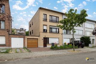 Jozef Mulsstraat 51 (2e verd.) - Merksem Gerenoveerd appartement (73 m²) met 2 slaapkamers, garagebox en terras (4 m²) in Merksem. In de Jozef...