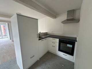 In het bruisende centrum van Sleidinge, op wandelafstand van winkels, faciliteiten en openbaar vervoer, bevindt zich deze kleinschalige residentie op een uiterst rustige locatie. <br /><br />Het appartement werd zonet volledig gerenoveerd en omvat een ingerichte keuken met nieuwe toestellen, een ruime en lichtrijke living, een badkamer met inloopdouche, volwaardige slaapkamer, een terras en een grote zolderberging. <br /><br />Verder is het appartement uitgerust met een warmtepomp en hoort er een autostaanplaats bij op de parking. <br /><br />Onmiddellijk beschikbaar. <br /><br />Wenst u dit appartement te bezichtigen? Reserveer dan uw tijdslot op het beschikbare bezoekmoment via onze website (immovercruysse.be > te huur > ga naar dit pand > klik op de knop "plan uw bezoek" > reserveer het gewenste tijdslot).<br />Let op, telefonisch en/of per mail worden GEEN bezoeken ingepland. Graag ook pas kandidaat stellen na het bezichtigen.
