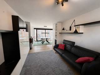 In de Jaak Van Buggenhoutlaan te Koksijde, die onlangs volledig heraangelegd werd, vinden we dit instapklare en gemeubelde duplex appartement...
