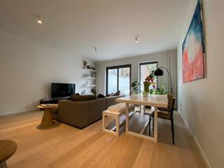 Prachtig duplex appartement met 2 slaapkamers en een uitzonderlijk ruime, west-georiënteerde tuin, gelegen op een centrale locatie in Antwerpen.<br /><br /><strong>Locatie </strong><br />Dit prachtig duplex appartement is gelegen op het gelijkvloers van een recente residentie in de Lange Herentalsestraat, op een zeer centrale locatie in Antwerpen. Het Centraal Station, het Stadspark, de Meir en de historische stadskern bevinden zich allemaal op wandelafstand. Winkels, horeca en openbaar vervoer zijn eveneens vlakbij.<br /><br /><strong>Indeling</strong><br />Het appartement beschikt over een bewoonbare oppervlakte van ca. 118 m² en is verdeeld over twee verdiepingen.<br />Op het gelijkvloers bevindt zich de inkomhal met vestiaireruimte en een apart gastentoilet. Vervolgens komen we in de ruime en lichtrijke leefruimte op parket, met voldoende plaats voor zowel een gezellige zithoek als een grote eettafel.<br />Aansluitend bevindt zich de volledig geïnstalleerde open keuken met keukeneiland. Via de grote schuiframen heeft u rechtstreeks toegang tot het privatieve terras en de bijzonder ruime, west-georiënteerde tuin. Terras en tuin zijn samen goed voor maar liefst ca. 150 m².<br /><br />Op de eerste verdieping bevinden zich twee slaapkamers, een ruime badkamer met ligbad en een praktische technische berging met aansluiting voor wasmachine en droogkast.<br /><br />Ondergronds beschikt het appartement nog over een privatieve kelderberging en is er een gemeenschappelijke fietsenstalling aanwezig.<br /><br />Gemeenschappelijke kosten €150. <br /><br />Benieuwd naar meer? Neem contact op voor een bezichtiging via 0483 51 30 01 of mail naar ruzanna@wellimmo.net