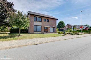 RUIME GEZINSWONING MET VIER SLAAPKAMERS, DUBBELE GARAGE EN RUIME TUIN NABIJ HET CENTRUM VAN HASSELT<br /><br />Deze gezinswoning bevindt zich aan de Parkstraat 44 te Alken, op minder dan 15 minuten rijden van het bruisende centrum van Hasselt. De woning geniet van een rustige ligging, terwijl alle dagelijkse voorzieningen zoals winkels, scholen, eetgelegenheden en het station zich in de nabije omgeving bevinden. Bovendien geniet u van een vlotte verbinding naar omliggende steden zoals Hasselt, Sint-Truiden en Bilzen. Ook de op- en afritten van de snelweg bevinden zich op minder dan 10 minuten rijden.<br /><br /><span>De indeling van de woning is als volgt:</span><br /><span>GELIJKVLOERSE VERDIEPING:</span><br /><span>- Inkomhal.</span><br /><span>- Gastentoilet.<br />- Berging.<br />- Multifunctionele ruimte</span><br /><span>- Woonkamer met zit- en eetgedeelte.<br />- Keuken. De keuken is voorzien van een inbouwkoelkast, gasfornuis met afzuigkap, oven, microgolfoven, een vaatwasser en een praktische berging met aansluiting voor een wasmachine.</span><br /><span>- Lichtrijke veranda.<br />- Terras met aansluitend de ruime tuin.<br />- Ruime dubbele garage, voorzien van een kelder en een zolder.</span><br /><br /><span>EERSTE VERDIEPING:</span><br /><span>- Nachthal.</span><br /><span>- 4 slaapkamers.</span><br /><span>- Badkamer. De badkamer is voorzien van een lavabo, douche.</span><br /><span>- Berging.</span><br /><br /><span>De woning is beschikbaar vanaf 01/09/2026.</span><br /><br /><span>Daarnaast beschikt de woning over een ruime oprit, een tuin en een tuinhuis.</span><br /><br /><span>Wilt u graag een bezichtiging inplannen voor deze ruime gezinswoning nabij het centrum van Hasselt? Contacteer ons dan vrijblijvend via info@matisimmo.be.  </span><br /> 