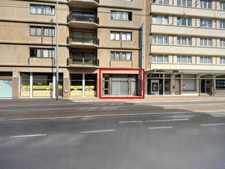 In het centrum van Sint-Idesbald (Koksijde) vinden we dit gelijkvloers appartement (95 m²) met ruime garage te koop. Zeer goed gelegen, vlakbij winkels, horeca, openbaar vervoer en de zee. De absolute troef is de inbegrepen ruime garage met berging, toegankelijk via het Jaakpad. Tevens mogelijkheid tot het omvormen van het appartement naar een handelsgelijkvloers. INDELING:> Gelijkvloers:- leefruimte met keuken- 2 slaapkamers- apart toilet- badkamer met bad, douche en dubbele lavabo> Vanuit het appartement is er toegang tot de ruime garage met berging, met inrit langs het Jaakpad.ALGEMEEN:- elektrische verwarming- EPC F (622 kWh/(m² jaar))De eigendom wordt aangeboden via de Power-sale formule. De vermelde prijs is een instelprijs. Voor meer info, gelieve contact op te nemen met de dossierverantwoordelijke Ellen Vandenbussche 0474 49 47 89.Dit pand is onderworpen aan de renovatieverplichting van de Vlaamse overheid voor residentiële gebouwen (behoudens bij sloop binnen 5 jaar na de aankoop). Consulteer voor meer informatie de website van het Vlaams Energie- en Klimaatagentschap via https://www.vlaanderen.be/een-woning-kopen/renovatieverplichting-voor-residentiele-gebouwen