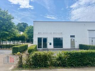 Instapklare, bemeubelde kantoorruimte van 290 m² met 10 private parkeerplaatsen te huur. Deze moderne en lichtrijke kantoren zijn volledig...