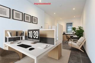 <p><span> </span></p><p><span>Un espace de bureau dont vous n'avez pas à vous soucier est un excellent investissement, surtout lorsqu'il est situé à Anvers Sud ! L'excellente situation en termes de mobilité et la proximité du Palais Butterfly offrent de nombreuses opportunités.</span></p><p><span> </span></p><p><span>Ce bureau prêt à l'emploi se trouve au rez-de-chaussée d'un petit immeuble bien entretenu à la façade blanche et propre, au 69 Brusselstraat. Vous entrez dans le hall d'entrée commun, avec un sol carrelé gris clair et un escalier en bois d'origine à l'arrière. Immédiatement à droite, vous entrez dans l'espace de bureau, où l'élégant carrelage bleu foncé se distingue, tout comme la lumière qui y pénètre agréablement et la vue sur le palais des papillons et un parc naturel. Dès l'entrée, sur la gauche, vous disposez d'une alcôve séparée où vous pouvez ranger vos manteaux, que vous pouvez facilement fermer avec un joli rideau, par exemple. Mais vous pouvez tout aussi bien utiliser cette pièce spacieuse comme espace de rangement, car vous disposez également d'une cave sèche de 5 m² !</span></p><p><span> </span></p><p><span>Grâce à la hauteur des plafonds, vous disposez également d'un espace de bureau qui donne l'impression d'être spacieux.  Au fond, vous avez une autre pièce séparée avec des toilettes suspendues, un lavabo, un miroir et un sèche-serviettes, et la chaudière à condensation est également cachée ici.</span></p><p><span>De là, vous avez accès à la petite cour d'environ 3 m² orientée vers l'est, où vous pouvez installer une chaise et une grande plante, par exemple.</span></p><p><span> </span></p><p><span>En face du palais des papillons, près de la place de l'ardoise et du trône</span></p><p><span>Vous occupez une position centrale au sud, avec le Palais des papillons comme voisin d'en face. Les Leien sont proches, tout comme la bretelle d'autoroute et le Singel. Sur Troonplaats et dans les rues avoisinantes, vous trouverez de nombreux établissements de restauration et commerces de proximité, et le campus de la KdG College Zuid se trouve juste au coin de la rue. En ce qui concerne les transports en commun, vous n'avez que l'embarras du choix : vélo-station, bus ou tram ?</span></p><p><span> </span></p><p><span> </span></p>