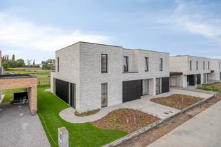 Deze energiezuinige en volledig afgewerkte woning bevindt zich in een kleinschalige verkaveling in een doodlopende straat, ideaal voor wie rustig en gezinsvriendelijk wil wonen. Binnen de driehoek Oostrozebeke – Wielsbeke – Waregem geniet je van winkels, scholen en ontspanning op fietsafstand. Dankzij de vlotte verbinding met de E17 bereik je bovendien snel Gent en Kortrijk.<br /><br /><span>indeling van woning</span>
<h3><span>gelijkvloers</span></h3>
<span>De lichtrijke leefruimte, eetplaats en keuken vormen één open en aangenaam geheel, waarbij de eetruimte rechtsreeks aansluit op het terras en de tuin met een zuidwestelijke oriëntatie. Daar geniet je volop van de namiddag- en avondzon. Daarnaast beschikt de gelijkvloerse verdieping over een praktische, aparte berging en een inpandige garage die voor extra opbergruimte en comfort zorgen.</span>
<h3><span>eerste verdieping</span></h3>
— 3 ruime slaapkamers, afgewerkt met kwaliteitsvol fineerparket. <br />— badkamer met ligbad en inloopdouche<br />— een apart toilet
<h3><span>duurzaamheid en energie</span></h3>
Bij het ontwerp stonden energie-efficiëntie en wooncomfort centraal.<br />De woning is uitgerust met:<br />— zonnepanelen<br />— balansventilatie met warmterecuperatie<br />
<h3><span>afwerking en prijs</span></h3>
—<span> De woning is volledig geschilderd en beschikt over een ruime inpandige garage. Ook buiten is alles klaar: het terras, het toegangspad en de oprit zijn uitgevoerd in gewassen beton en de tuin is volledig aangelegd. Zo hoef je alleen nog je verhuisdozen uit te pakken.</span><br />— Inbegrepen lichtarmaturen.<br />— Prijs inclusief aansluitingskosten.<br />— De vermelde prijs betreft de volledig afgewerkte woning exclusief btw en verkoopkosten.