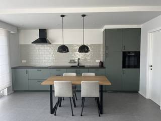 Dit volledig gerenoveerd appartement (2024) is gelegen op de 2de verdieping in een kleinschalige residentie in het centrum van Herent, op de hoek van de Oud Strijdersstraat en de Broekveldstraat. De residentie 'Oud Strijders' bestaat uit 4 appartementen. Er is geen lift in het gebouw zodat de gemeenschappelijke kosten laag gehouden worden. <br /><br />Het appartement, volledig voorzien van vloerverwarming, heeft zeer veel lichtinval door haar oriëntatie op het oosten en het zuiden. Het beschikt over een ruime leefruimte met open keuken en een aparte berging met de CV installatie, de elektriciteitskast en een plaats voor een eventueel was-en droogmachine. Verder heeft het appartement twee slaapkamers en een badkamer met inloopdouche en WC. <br /><br />Op het gelijkvloers vind je nog een privatieve garage met automatische sectionaalpoort en aansluitend een ruime berging. Deze zijn beide voorzien van elektriciteit en water zodat je bijvoorbeeld een extra diepvriezer in de berging kan plaatsen. <br /><br />Het appartement heeft een EPC B label. De simulaties wijzen uit dat het appartement een A label kan krijgen na het installeren van minstens 7 zonnepanelen. De trekbuizen zijn hiervoor reeds voorzien tot op het dak zodat dit later kan geïnstalleerd worden op eigen tempo. Verder is de elektriciteit conform en is het asbestvrij.