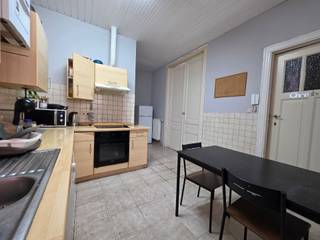 <p><span>Gelegen in de charmante en rustige Sander Pierronstraat 36, in het hart van de prestigieuze en groene wijk Riga / Huart Hamoir, bevindt zich dit appartement op de 2de verdieping van het gebouw. Dankzij de uitstekende ligging bevindt u zich op een steenworp afstand van parken, winkels, scholen en openbaar vervoer.</span></p><p><span>Het appartement beschikt over één slaapkamer, een afzonderlijke bureauruimte en een klein balkon en biedt een interessante basis voor wie op zoek is naar een renovatieproject dat volledig naar eigen smaak kan worden ingericht.</span></p><p><span>Via de inkomhal, voorzien van een apart toilet, bereikt u de verschillende ruimtes. Het appartement beschikt over een slaapkamer en een afzonderlijke bureauruimte. De keuken geeft toegang tot een compact balkon en staat in verbinding met de leefruimte, vanwaar eveneens de badkamer bereikbaar is.</span></p><p><span>Het appartement dient volledig gerenoveerd te worden, maar beschikt reeds over enkele interessante troeven, waaronder dubbele beglazing, een conforme elektrische installatie en een privatieve kelder. EPC-label F.</span></p><p><span>Een interessante opportuniteit voor wie een appartement volledig naar eigen wensen wil renoveren op een gegeerde en aangename locatie, zowel voor eigen bewoning als investering.</span></p>