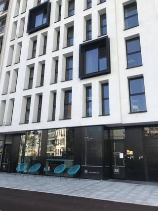 Zorgeloze investering te koop in Campus Alma – een hostel in het centrum van de Stad.<br /><br />Deze kamers beschikken over een gewaarborgde huurinkomst tot en met jaar 2033-2034. Deze inkomst bedraagt dit jaar 4774EURO en zij worden telkens jaarlijks geïndexeerd. Deze kamers kunnen niet aangekocht worden voor gebruik van eigen zoon of dochter. In het gebouw is een beheerder aanwezig dewelke de flats naar eigen wens mag verhuren minstens tot en met 2034. Via deze manier moet u als eigenaar zelf niets ondernemen en ontvangt u bovengemelde huurinkomst. Huurcontracten zijn hier niet. De werkwijze is vastgelegd in de basisakte waardoor nieuwe eigenaars in rechte treden van de afspraken met de vorige eigenaars. De kamerverhuur is meestal voor korte termijn en gebeurt voornamelijk via booking. U heeft hier wel huurgarantie, dus ongeacht of de kamer verhuurd is, u heeft steeds inkomsten. <br /><br />Privatief omvatten deze flats een eigen badkamer, slaapvertrek, kleerkast en bureau. Gemeenschappelijk mogen zij ook het gebruik maken van een volledig ingerichte keuken, studeerruimte, bar, lounge, groen terras en fietsenstalling. Momenteel zijn er meerdere flats ter beschikking en deze kunnen ook per pakket aangekocht worden.<br /><br />U koopt de volle eigendom aan en dit aan het normale registratietarief van 12%.<br /><br />Voor meer informatie kan u terecht bij Ellen via ellen@reds.be of + 32 474 84 54 29