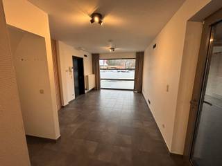 Ben je op zoek naar een instapklaar handelspand op de gelijkvloers voor jouw praktijk of kantoor? Zoek niet verder! Dit commerciële pand...