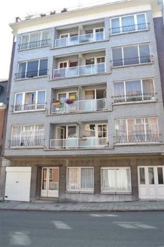 Lichtrijk apartement gelegen op de 4de verdieping van een gebouw. Inkom hal, grote woonkamer, ingerichte keuken met balkon, badkamer (bad...
