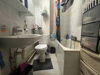 In het centrum van Antwerpen met scholen en het openbaar vervoer op een steenworp verwijderd vind je deze studio terug. Ondanks de...