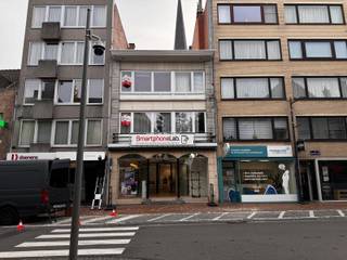 Deze verzorgde opbrengsteigendom bestaat uit een handelsgelijkvloers en een duplex appartement. Beide zijn verhuurd. De eigendom is gelegen in...