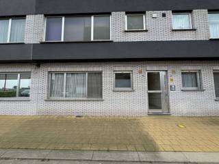 In een rustige wijk nabij het centrum van Stabroek vindt u dit gelijkvloers appartement met terras én een garagebox. Indeling: ruime woonkamer...