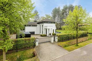 Deze villa omvat o.a. inkomhal, woonkamer, keuken, bijkeuken, 4 slaapkamers en 2 badkamers, dubbele inpandige ondergrondse garage, binnenzwembad...
