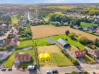 <strong>Immo Van Middelem verkoopt deze rustig gelegen bouwgrond van +/-4a71ca, met een prachtig zicht over de Pedevallei, geschikt voor het oprichten van een half-open bebouwing te Itterbeek (Dilbeek).</strong><br /><br />De straatbreedte bedraagt +/-11,17m en de perceeldiepte ± 42m. <br />De gevelbreedte bedraagt max. 7,00m en de bouwdiepte max. 15m op het gelijkvloers en max. 12m op de verdieping. <br /><br />Deze grond maakt deel uit van een kleine verkaveling van 4 loten, met de volgende goedgekeurde bouwvoorschriften:<br />- deze bouwgrond is bedoeld voor een eengezinswoning met inbegrip van zorgwonen.<br />- de keuze van de dakvorm is vrij: hellend of plat. De eerste aanvrager bepaalt de dakvorm.<br />- functies complementair aan het wonen (kantoor, vrij beroep, dienstverlening,...) zijn toegelaten met een totale max. vloeroppervlakte van 100 m².<br /><br />De integrale verkavelingsvoorschriften en extra info kan u downloaden op onze website (www.immovanmiddelem.be).<br /><br />Kosten voor opmaak PV per lot en afpaling (974 €), voor de verkavelingsakte per lot (789 €) en de kosten voor aanleg van de nutsvoorzieningen per lot (5.655 €) zullen ten laste van de koper zijn.<br /><br />Het perceel wordt bouwrijp verkocht. Geen directe bouwverplichting.
