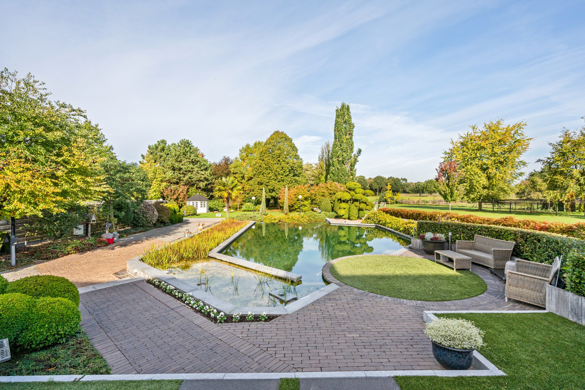 Exclusieve villa met afzonderlijke woongelegenheid, prachtige parktuin en zwemvijver op ruim 1 hectare te Diest. - foto 5