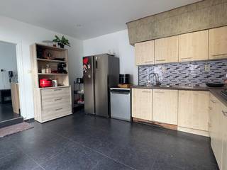 Bij het binnenkomen van de woning stap je meteen in de ruime en lichtrijke leefruimte. De woning beschikt overal over centrale verwarming op gas. Aansluitend vind je de uitgeruste keuken. Verder zijn er een praktische berging, een badkamer met bad, lavabo en toilet, en daarnaast een aparte wasruimte. Extra opbergruimte is voorzien in de twee kelders.<br /><br />Op de eerste verdieping bevinden zich drie slaapkamers en een apart toilet. Via de vaste trap bereik je de volledig geïsoleerde zolder.<br /><br />Achteraan de woning is er een grote bijkomende ruimte met veel potentieel, ideaal voor wie op zoek is naar extra hobby- of werkruimte. Tot slot is er ook een garage aanwezig.<br /><br />PLUSPUNTEN:<br />+ EPC D<br />+ Goede ligging <br />+ Geïsoleerde zolder