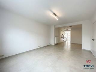 Idéalement situé à proximité des grands axes, proche de toutes commodités, magnifique appartement 2 chambres entièrement rénové avec un PEB B ! Il...