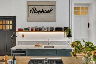 <p>Tussen de Lambermontlaan en het Josapathpark, dit uitzonderlijk mooie appartement in een karaktervol gebouw. Het biedt een uitgeruste keuken met marmeren werkblad, leefruimte in parket, eetkamer met toegang tot het zuidgerichte terras met zicht op groen, bureau met leeshoek en slaaphoek, slaapkamer met toegang tot de badkamer (inloopdouche, wasruimte en toilet) en een kelder. Plafondhoogte 3,53m. EPC: F (vrijstelling nieuwe regelgeving – geklasseerde gevel). Elektriciteit conform. Gemeenschappelijke kosten gemiddeld €40/maand. Zal u bekoren door zijn charme, lichtinval en leuk terras! Zeker te bezoeken.</p>