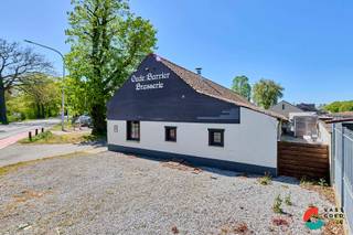 <p><strong>Karaktervolle woning met polyvalente handelsruimte en een authentieke uitstraling.</strong></p>
<p><strong>Volledig gerenoveerd in 2011.</strong></p>
<p><strong>Beschrijving</strong></p>
<p>Bent U op zoek naar een woning met karakter, ruimte en de mogelijkheid om uw eigen woonproject vorm te geven dan biedt dit historisch pand in Hechtel een ideale kans.</p>
<p>Deze unieke eigendom biedt maar liefst 260 m² bruikbare ruimte op een perceel van 5.51 are.</p>
<p>Mits een kleine bestemmingswijziging kan deze eigendom uitgroeien tot een bijzondere gezinswoning, een combinatie van wonen en werken of een ruime woonst wie houdt van open ruimtes en sfeervolle elementen.</p>
<p>De authentieke architectuur en het herkenbare karakter van het pand zorgen voor een unieke sfeer die vandaag nog weinig te vinden is.</p>
<p>Het gebouw verkeert in goede constructieve staat en beschikt over dubbele beglazing, de aansluitingen van gas, elektriciteit en water zijn voorzien waardoor het pand meteen bruikbaar is.</p>
<p>Het EPC heeft een label C.</p>
<p>Daarnaast geniet U van een gunstige ligging in een rustige groene woonomgeving, nabij lokale voorzieningen, scholen en verbindingswegen.</p>
<p>Bent U op zoek naar een woning die U volledig naar uw hand kunt zetten en waar authenticiteit en potentieel centraal staan?</p>
<p>Dan is dit pand zeker een bezoek waard.</p>
<p>Contacteer ons gerust voor meer informatie of een bezichtiging.<span> </span></p>