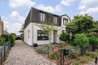 Gelegen in het centrum van Nieuwmoer, combineert deze verrassend ruime gezinswoning authentiek karakter met hedendaags comfort. De gezellige tuin...