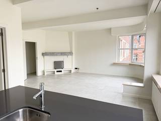 Op deze TOP locatie in het centrum van Lier aan het Zimmerplein bevindt zich dit leuk appartement op de 1de verdieping. <br /><br />Het appartement bestaat uit een inkomhal die uitgeeft op een ruime, lichtrijke leefruimte met open keuken. <br /><br />Verder beschikt het appartement over een badkamer, een apart toilet en twee slaapkamers (9m²/14m²). <br /><br />Tot slot is er nog een terras, kelderberging en gemeenschappelijke fietsenberging aanwezig.<br /><br />Pluspunten:<br />+ Toplocatie<br />+ 2 Slaapkamers<br />+ EPC label B<br />+ EK conform<br />+ Asbestveilig<br />+ Terras<br /><br />Is dit appartement op deze uiterst centrale locatie in hartje Lier iets voor jou? <br />Neem dan zeker contact op voor een bezoek ter plaatse via info@vbvastoed.be of op 03 337 50 70.