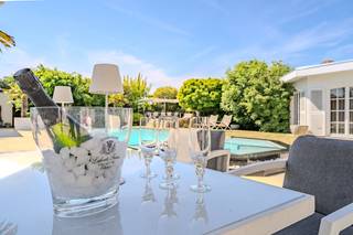 Cette belle villa à vendre est située le long de la célèbre Spalaan, au cœur de Mariakerke, sur un terrain de 1 296 m² ! Ici, vous pouvez...