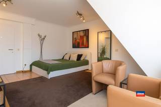 <p><span>ANTWERPEN |APPARTEMENT OP EEN ABSOLUTE TOPLOCATIE AAN HET STEEN | GELEGEN OP DE ZESDE VERDIEPING VAN EEN MONUMENTAAL GEBOUW MET LIFT | EPC 222 (C) |</span></p><p><span>Op de zesde verdieping van de verzorgde residentie "De Gouden Reaal" bevindt zich dit lichtrijke instapklare éénslaapkamer appartement. </span></p><p><span>Indeling als volgt: Lichtrijke woonkamer - Slaapkamer - Keuken met genoeg opbergplaats - Badkamer met douche, toilet en lavabomeubel. </span></p><p><span> </span></p><p><span>De flat is momenteel verhuurd voor 900 euro per maand.</span></p><p><span> </span></p><p><span>extra troeven: </span></p><p><span>- Zeer gunstig gelegen op een toplocatie in het historisch centrum</span></p><p><span>- Gemeenschappelijk terras met knap uitzicht op de oude stadskern  (Het Steen / Schelde / het Stadhuis / ...) op hetzelfde verdiep als het appartement</span></p><p><span>- Elektriciteit conform tot 2038</span></p><p><span>- 2 liften aanwezig in het gebouw</span></p><p><span>- Gemeenschappelijke fietsenstalling</span></p><p><span>- Erfpacht tot 2074 (met vergoeding)</span></p><p><span>- Recente collectieve, condenserende verwarmingsketel (2019)</span></p><p><span>- Asbestveilig</span></p><p><span> </span></p><p><span>BNB verhuur niet toegestaan (beslissing VME).</span></p><p><span>De maandelijkse kosten bedragen ongeveer 200 euro (voor syndicus, blokpolis, provisie verwarming, water, spaarfonds, minuterie, onderhoud, lift, ...).</span></p><p><span><br /><br /><br /></span></p>