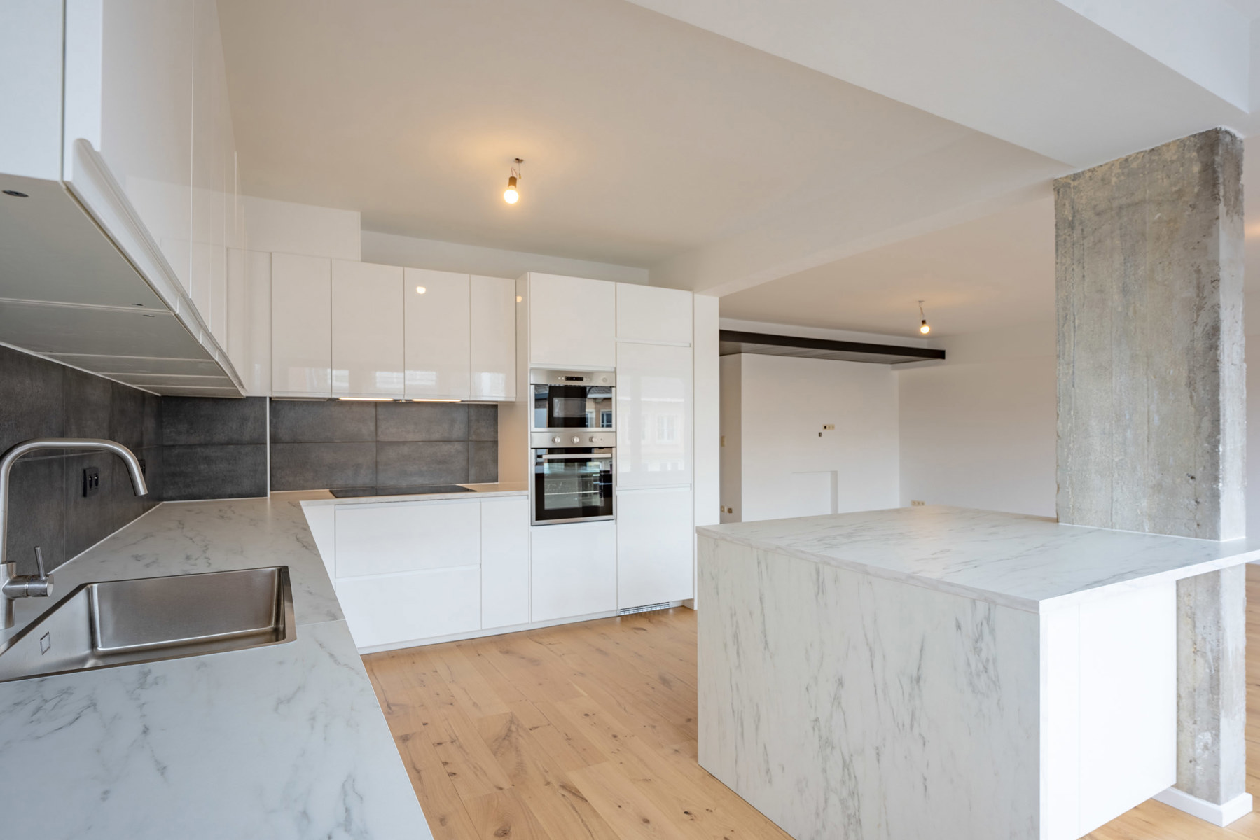 Totaal gerenoveerde duplex met 5 slaapkamers en 2 badkamers - foto 4
