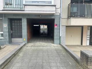 Vous cherchez un endroit sûr et pratique pour garer votre voiture ou stocker vos affaires près de la mer? Ce garage dans la Résidence Veronica à Mariakerke est la solution idéale. Le box est situé à seulement quelques minutes à pied de la digue et de la plage. Un investissement particulièrement intéressant ou un atout pratique pour ceux qui possèdent un bien dans les environs.<br />Contactez-nous pour une visite ou plus d’informations.