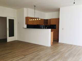 In de bekende Hoogstraat, in het hart van Antwerpen, bevindt zich dit uitstekend gelegen appartement. De vele restaurants, cafés en winkels maken van deze bruisende buurt een top locatie.<br /><br />Het appartement van ca. 89 m² is gelegen op de tweede verdieping. Dankzij de kamerhoge raampartijen geniet de woonruimte van een aangename lichtinval. De hoogwaardige, onderhoudsvriendelijke PVC-parketvloer zorgt voor een warme en ruimtelijke uitstraling.<br /><br />De open keuken is recent uitgerust met splinternieuwe toestellen: een kookplaat, heteluchtoven, vaatwasser, koelkast met ruim vriesvak en een microgolfoven. De hoge toog vormt een subtiele scheiding tussen de keuken en de leefruimte en creëert zo een ideale balans tussen openheid en functionaliteit.<br /><br />De masterbedroom bevindt zich aan de rustige achterzijde. Ook de tweede slaapkamer is ruim en leent zich perfect als logeerkamer, kinderkamer of bureau. Beide kamers maken gebruik van de badkamer, uitgerust met een ligbad met douche en een dubbele lavabo. Hier is tevens een aansluiting voorzien voor een wasmachine en droogkast.<br /><br />De gemeenschappelijke binnentuin biedt een oase van rust, waardoor u even vergeet dat u zich in het centrum van Antwerpen bevindt.<br /><br />Een ondergrondse autostaanplaats dient worden bijgehuurd voor € 130 per maand.<br /><br />Gemeenschappelijke kosten: 130 Euro per maand.<br />Provisie op verbruik van water: 35 Euro per maand.<br />Nutsvoorzieningen gas en elektriciteit zijn privé op te nemen door de huurder.<br /><br />Onmidellijk beschikbaar.
