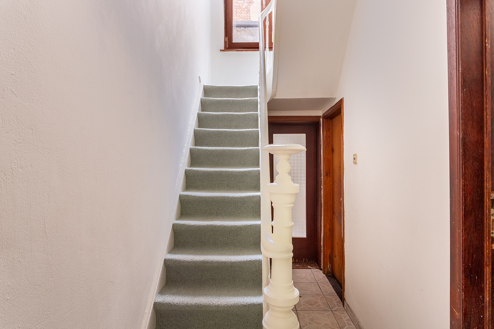 Woning met 6 slaapkamers, volledig naar eigen smaak renoveren - foto 2