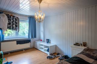 Een gezinswoning met potentie op een perceel van 240 m² in het hart van Loenhout, op wandelafstand van winkels, scholen en horeca. Dankzij de vlotte bereikbaarheid van de E19 en het openbaar vervoer, combineert de woning rust én bereikbaarheid.<br /><br /><strong>Indeling</strong><br />Leefruimte, ingerichte keuken, wasplaats, badkamer, 2 slaapkamers en zolder<br /><br /><strong>Troeven</strong><br />- Rustige ligging met alle voorzieningen in de buurt<br />- Gezinsvriendelijke woonomgeving<br />- Te renoveren woning met potentieel<br />- Reeds verhuurd, stabiel huurrendement<br /><br />Ideaal voor wie op zoek is naar een leuk project om de handen uit de mouwen te steken. Interesse? Contacteer ons!