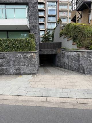 Res. Nid Clair.<br />Ruime garagebox met elektriciteit te koop in residentie Nid Clair.<br />De garage is zeer vlot bereikbaar en de inrit biedt directe toegang tot de box.<br />Heeft deze garage uw interesse gewekt? Neem dan gerust contact met ons op voor meer informatie.<br />Ref. G708 