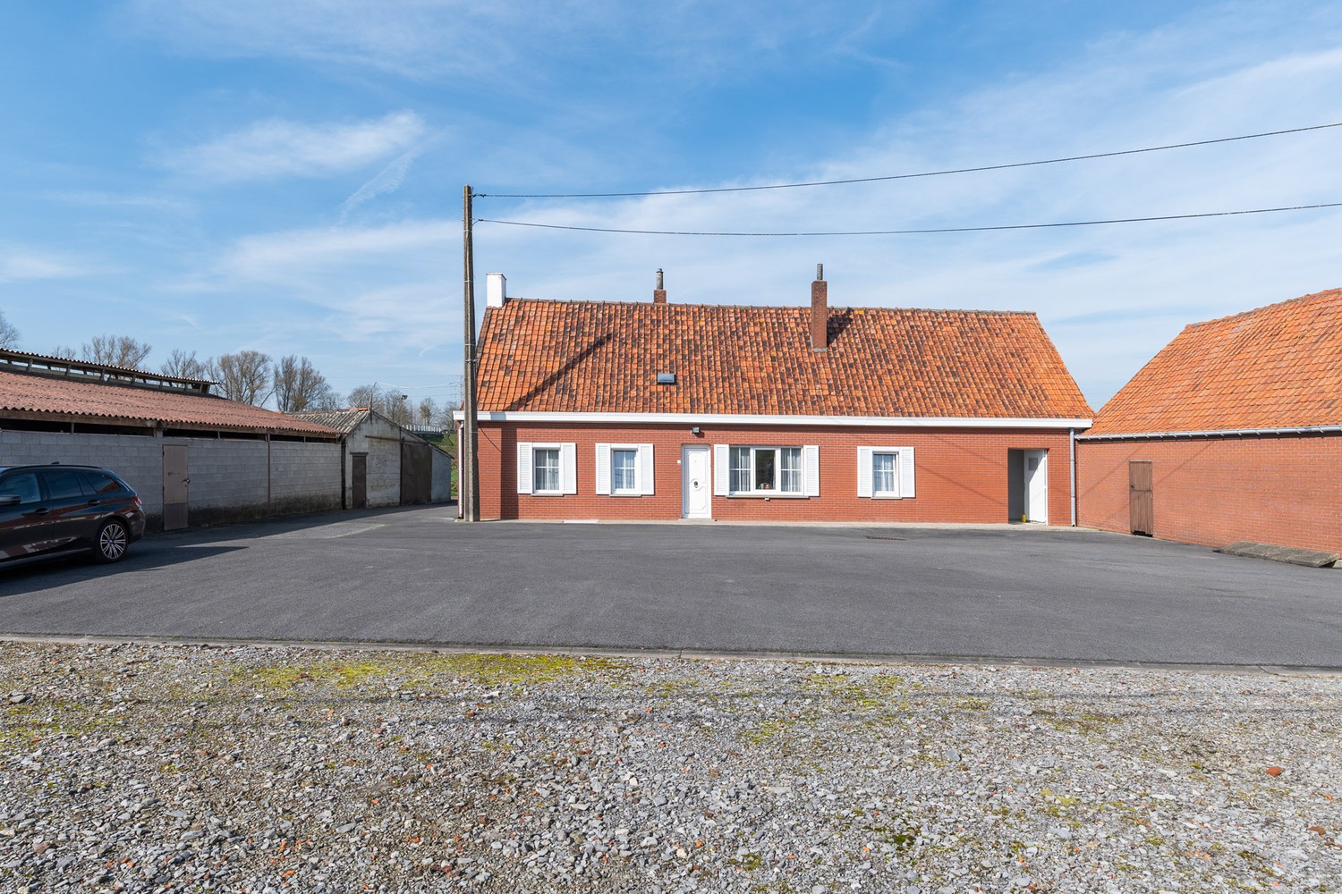 Landelijk gelegen hoeve met bijgebouwen en weide - foto 4