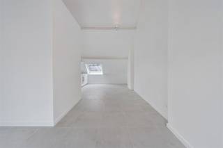 <p><span>Dit volledig vernieuwde appartement bevindt zich in een kleinschalig gebouw met lift, pal in het stadscentrum en op wandelafstand van zowel het station als de Grote Markt. Een toplocatie waar u alle voorzieningen binnen handbereik hebt, maar toch kunt genieten van een rustige woonomgeving.</span></p><p><span>In 2025 werd het appartement grondig gerenoveerd, waarbij werkelijk alles werd vernieuwd met oog voor kwaliteit, comfort en afwerking. Bij het binnenkomen valt meteen de lichtrijke, ruime leefruimte op, die dankzij de grote ramen baadt in het zonlicht. De open keuken is volledig uitgerust met een inductiekookplaat, spoelbak, dampkap, vaatwasser, oven en microgolfoven. Het doordachte ontwerp maakt deze keuken niet alleen praktisch, maar ook het gezellige hart van de woning.</span></p><p><span>De indeling omvat verder een inkomhal, een apart gastentoilet en twee slaapkamers, waarvan één voorzien is van een charmante mezzanine, ideaal als extra slaaphoek, bureau of hobbyruimte. De moderne badkamer is afgewerkt met een ruime inloopdouche en dubbele lavabo.</span></p><p><span>Buiten is er een aangenaam zuid-oost georiënteerd terras, waar u kunt genieten van de ochtend- en middagzon. De woning wordt verwarmd en gekoeld via een energiezuinige warmtepomp, wat zorgt voor een laag verbruik en een optimaal comfort doorheen alle seizoenen.</span></p><p><span>Dankzij de unieke combinatie van ligging, hoogwaardige afwerking en de kleinschalige residentie van slechts drie appartementen, is dit een buitenkans voor wie op zoek is naar een instapklaar en modern stadsappartement. Wie wenst, kan bovendien een inpandige staanplaats aankopen voor 25.000 euro, wat een absolute meerwaarde betekent op deze centrale locatie.</span></p><p><span> </span></p><p><span>Voor meer informatie of een bezoek, contacteert u Timothy van Immo Zone op het nummer 0474/ 41. 28. 40.</span></p>