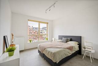 Dit exclusieve 3-slaapkamerappartement in Residentie Academie is klaar voor de eerste bewoner. Het biedt een unieke kans op royaal en luxueus wonen. Geniet van de zon op uw eigen terras/balkon, met de bruisende dynamiek van Turnhout binnen handbereik en een oase van rust binnenshuis. Gelegen in het prestigieuze stadsdeel Turnova, woont u op wandelafstand van de Grote Markt, hippe winkels en gastronomische hotspots zoals restaurant Hert.<br />De absolute troeven van dit appartement:<br />• Direct instapklaar • Volledig fris geschilderd • Verhuizen zonder klussen<br />• Ruimte & Comfort • 3 volwaardige slaapkamers • Ideaal voor gezinnen, thuiswerkers of wie extra ruimte zoekt<br />• Heerlijk buitenleven • Voorzien van een mooi terras/balkon om buiten te ontspannen<br />• Toplocatie in Turnova • Gelegen aan het rustige Academieplein • Om de hoek bij koffiebar Bink en restaurant Gust<br />• Alles dichtbij • Ruime ondergrondse parking • Ruim 40 winkels, cultuur en terrasjes binnen handbereik<br />Dit is een van de allerlaatste kansen op een groot 3-slaapkamerappartement in Residentie Academie. Perfect voor wie op zoek is naar zorgeloos premium wooncomfort of een waardevaste investering.<br /><br />Ondergronds zijn er parkeerplaats en berging (bij aan te kopen) en een gemeenschappelijke fietsenstalling voorzien.<br /><br />Maak snel een afspraak en ervaar de ruimte en het terras zelf tijdens een bezichtiging via nieuwbouw@hillewaere.be of contacteer onze nieuwbouw makelaar om meer te weten te komen over dit project op 014/ 45 10 11 !
