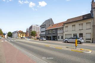 VALIMMAS verkoopt in het centrum van Asse deze zeer commercieel gelegen handelsruimte met groot en instapklaar duplex-appartement. De...