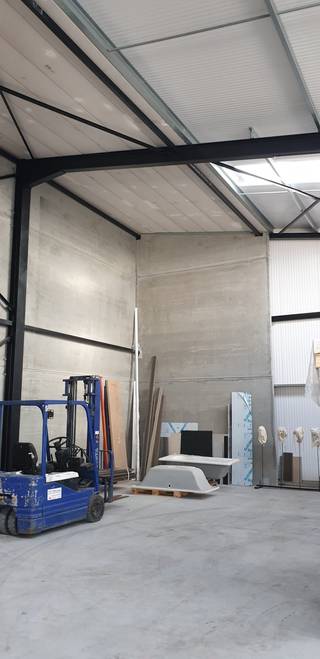 Deze lichtrijke kantoorruimte bestaat uit een gelijkvloers en eerste verdieping met een oppervlakte van 70m². De kantoorruimte bestaat op...