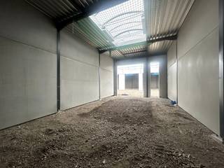 Deze kwalitatieve nieuwbouwunit (Unit 5) is gelegen in de Sarosstraat te Berlare en heeft een oppervlakte van 112,5 m².<br />De unit is geschikt voor diverse toepassingen zoals opslag, magazijn, productie en groothandel.<br /><br />De bedrijfsunit beschikt over een volledige vrije overspanning en is opgebouwd met duurzame materialen zoals een steeldeck dakconstructie, geïsoleerde buitenwanden en betonnen scheidingswanden. Verder is de unit uitgerust met een onderhoudsvriendelijke polierbetonvloer, een lichtstraat met RWA-koepel en een ruime sectionaalpoort van 4 meter breed en 4,5 meter hoog. Daarnaast is er ook een aparte inkomdeur met raampartij voorzien.<br /><br />Op technisch vlak is de unit volledig uitgerust met onder andere drijfkracht 40A, stadswater, internetaansluiting en aansluiting op een regenwater- en septische put. Ledverlichting en enkele stopcontacten worden standaard voorzien. Sanitair is eveneens mogelijk.<br /><br />Extra troeven:
<ul>
	<li>privatieve parkeerplaats inbegrepen</li>
	<li>extra parkingzone met laadpalen aanwezig op de site</li>
	<li>algemene brandcentrale aanwezig</li>
	<li>vlot bereikbaar</li>
	<li>Algemene kosten: €40/maand</li>
	<li>Beschikbaar vanaf 1 september 2026</li>
</ul>
Ideale bedrijfsunit voor ondernemers die op zoek zijn naar een moderne en functionele ruimte op een strategische locatie.