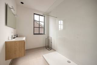 <p><strong>6 luxueus afgewerkte BEN-woningen gelegen aan een mooi aangelegd privé parkdomein!</strong></p>
<p><strong>Parkdomein Neerhof, prachtig wonen in hartje Oud-Turnhout. De centrale ligging, grote parktuin en de aandacht voor duurzame energie maken dit luxueuze project uniek.</strong></p>
<p>Betaal DIT JAAR slechts 6 % i.p.v. 21 % BTW op de constructiewaarde (Zie voorwaarden onder ‘download prijzen, plannen en documenten’)</p>
<p><strong>Mooi wonen in hartje Oud-Turnhout<br /></strong>Parkdomein Neerhof bevindt zich in een groene omgeving op een boogscheut van het marktplein, winkels, restaurants, cafés en scholen. Er is een vlotte bereikbaarheid naar omliggende gemeentes en de autosnelweg Antwerpen-Eindhoven.</p>
<p><strong>Luxueus en energiezuinig wonen<br /></strong>Het project wordt door Fransen Bouwonderneming omgetoverd tot een ware parel in Oud-Turnhout. De 6 woningen, allen met 5 slaapkamers, terras en tuin met de nodige privacy kunnen nog volledig naar keuze ingericht worden (vloeren, sanitair, keuken), hiervoor zijn ruime budgetten voorzien.</p>
<p>Doordachte keuzes creëren een optimale combinatie tussen een luxueuze en hedendaagse uitstraling en functioneel gebruikscomfort. Op die manier biedt het project niet alleen een moderne woning in een mooie omgeving, maar is er ook voldoende aandacht voor het leefcomfort.</p>
<p>De woningen zijn allen voorzien van vloerverwarming met lucht/water warmtepomp. Zo voelt de woning in de winter gezellig warm aan en geniet je van een aangename temperatuurverlaging in de zomer. Het ventilatiesysteem C+ zorgt voor voldoende gezonde luchtkwaliteit. Je woonst is ook voorzien van zonnepanelen. Naast de voordelen voor een aangenaam leefcomfort, geniet u door deze energievriendelijke investeringen van een aanzienlijke besparing op de energiekosten.</p>
<p><strong>Fiscale voordelen, kwaliteitsmaterialen en energiezuinigheid<br /></strong>Parkdomein Neerhof wordt helemaal toekomstproof gerealiseerd en streeft naar een max E-peil van 20. Hiermee legt de residentie de lat niet alleen hoger dan de huidige energienormen, maar biedt ze bewoners ook een vrijstelling van onroerende voorheffing voor een periode van 5 jaar. Bovendien wordt het energieverbruik tot een minimum herleid door het gebruik van hernieuwbare energiebronnen.</p>
<p><strong>Beschermd als koper<br /></strong>De verkoop van de woningen geschiedt onder de Wet Breyne. Dit garandeert de koper uitgebreide bescherming en ontneemt alle risico’s. U betaalt in schijven naarmate de werken vorderen.</p>
<p><strong>Wil je graag meer weten over dit project?<br /></strong>Voor alle verdere informatie kan u contact opnemen met ons kantoor op het nummer 014 41 42 42 of via nieuwbouw@vansweevelt.be.</p>
<p><strong>Op zoek naar een uitstekende investering?<br /></strong>Parkdomein Neerhof biedt uitstekende verhuuropportuniteiten en een mooie kans op meerwaarde. Bovendien kan je gebruik maken van onze optionele all-in verhuur en beheerservice.</p>
<p>Ga naar een kavel druk op de knop ‘bereken je rendement’ om een uitgebreid rendementsrapport op maat te downloaden.</p>
<p>Ga naar “NIEUWBOUW” op www.vansweevelt.be voor een overzicht van alle beschikbare eenheden in onze nieuwbouwprojecten.</p>
<p>Dit is geen aanbod maar een onderhandelingsvoorstel. Alle informatie onder voorbehoud van materiële vergissingen en/of wijzigingen.</p>