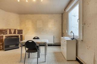 Charmante renovatiekans in Ronse. www.grotemarijve20.beDeze rijwoning biedt een stevige basis met veel potentieel om er jouw thuis van te maken. Gelegen in het centrum van Ronse geniet u van een centrale ligging met vlotte toegang tot winkels, openbaar vervoer en andere lokale voorzieningen. Op de begane grond vindt u de leef- en eetkamer. aangrenzend ligt de keuken. Vanuit de keuken loopt u door naar de sanitaire ruimte.De woning beschikt over een achtertuin met diverse bijgebouwen en een origineel tuinschuurtje. De tuin geeft u bovendien de mogelijkheid tot een zonnige zithoek, volwaardige buitenruimte en misschien een terras, ideaal voor ontspanning of buiten dineren.Bovenverdiepingen herbergen meerdere ruimten met potentieel voor slaapkamers, een bureau of een knusse tv-kamer. De zolderruimte biedt extra mogelijkheden voor extra slaapkamers, een speelkamer. Deze woning is uitermate geschikt voor wie een project zoekt met veel toekomstpotentieel: u bepaalt de indeling, afwerking en sfeer helemaal zelf, zodat u stap voor stap een comfortabel, eigentijdse thuis creëert. Deze woning is zowel voor investeerders als voor particulieren een buitenkans!