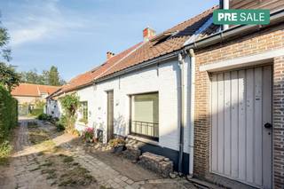 Deze instapklare woning heeft heel wat te bieden en zal u zeker en vast verrassen! De woning die we te koop aanbieden is gelegen in Kapellen, op een gunstige locatie tussen het centrum van Kapellen en Putte. Hierdoor geniet u van een rustige woonomgeving, terwijl winkels, scholen, openbaar vervoer en andere belangrijke voorzieningen vlot bereikbaar zijn.<br /><br />We betreden de woning via de inkomhal, die toegang biedt tot de bijzonder ruime leefruimte. Dankzij de aangename oppervlakte zijn hier verschillende indelingen mogelijk en is er voldoende plaats voor een gezellig zit- en eetgedeelte. Aansluitend bevindt zich de volledig geïnstalleerde keuken.<br /><br />Verder vinden we op de gelijkvloerse verdieping de badkamer, Achteraan de woning kan u genieten van een aangename tuin, ideaal om in alle rust te ontspannen, te genieten van een aperitief of gezellige momenten met familie en vrienden door te brengen.<br /><br />Op de eerste verdieping bevindt zich momenteel één ruime slaapkamer. Daarnaast is er nog de mogelijkheid om een tweede slaapkamer te creëren, waardoor de woning perfect kan meegroeien met uw woonwensen.<br /><br />Diverse: <br />- EPC: 257 kWh/m² jaar ( label C) <br />- conforme EK en asbestveilig<br /><br />Kortom, een instapklare woning met een bijzonder ruime leefruimte, aangename tuin en mogelijkheden op een gunstige ligging in Kapellen. Interesse? Contacteer Dewaele Vastgoed voor meer informatie of een bezoek!<br /><br /><br />Kortom een volledig instapklare woning te koop op centrale ligging in Kapellen! Plan jij graag een afspraak in op de bezoekdag op woensdag 02/09?  Contacteer Dewaele Vastgoed voor een afspraak!<br />kapellen@dewaele.com - 03 666 66 66. <br /><br /><br /><br />De eigendom wordt aangeboden via de Pre-sale formule. Op 02/09/2026 tussen 15:00 en 18:00 kan u het huis op afspraak komen bezichtigen en een bod uitbrengen. De vermelde prijs is een instelprijs. Voor meer info, gelieve contact op te nemen met de dossierverantwoordelijke.<br /><br />Bestuursmaatregelen in het maatregelenregister: nee