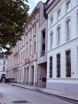 TE HUUR – Gent. Op zoek naar een stijlvolle en functionele kantoorruimte op een vlot bereikbare locatie in Gent? Dit modern en uitstekend onderhouden kantoor van ca. 80 m² combineert comfort, licht en een professionele uitstraling. De ruimte is ingedeeld in twee royale kantoorvertrekken en geniet dankzij de grote raampartijen van een overvloed aan natuurlijk daglicht, wat zorgt voor een aangename en inspirerende werkomgeving. Daarnaast beschikt het kantoor over een praktische keuken en privatieve sanitaire voorzieningen.<br /><br />De centrale ligging op de Kouter vormt een absolute troef. Het kantoor is uitstekend bereikbaar met het openbaar vervoer en in de onmiddellijke omgeving is ruime parkeermogelijkheid voorzien. <br />Er is mogelijkheid tot het huren van een staanplaats in het gebouw. Bovendien bevinden tal van restaurants, winkels en andere faciliteiten zich vlakbij, wat deze locatie bijzonder aantrekkelijk maakt voor zowel medewerkers als bezoekers.<br /><br />Huurprijs: €1.500/maand