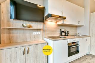 Ontdek dit sfeervol ingerichte appartement in het geliefde vakantiedomein Duinenzicht in Westende. Gelegen op korte wandelafstand van zee en strand, combineert dit appartement een rustige omgeving met een uitstekende ligging aan de kust. Het appartement wordt verkocht onder het erfpachtstelsel en maakt deel uit van het professioneel beheerde verhuurconcept van Holiday Suites, wat garant staat voor een zorgeloze eigendom en een perfect onderhouden accommodatie.<br /><br />Het appartement wordt binnenkort volledig gerenoveerd, waarbij de renovatie inbegrepen is in de verkoopprijs.<br /><br />U kunt kiezen uit drie verschillende exploitatieformules (Flex invest, Pro invest, Holiday plus), met flexibele combinaties van eigen gebruik en verhuur. Zo geniet u niet alleen zelf van uw verblijf aan zee, maar haalt u tegelijk rendement uit uw investering. Het appartement beschikt over een aangename leefruimte met open keuken, een terras en een slaaphoek met stapelbed, ideaal voor een comfortabel verblijf aan de kust.