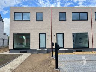 <p><span>Bijzonder energiezuinige nieuwbouwwoning te Wilsele.</span></p><p><span> </span></p><p><span>Deze gloednieuwe woning heeft  4 slaapkamers, een volledig uitgeruste keuken en badkamer. Deze biedt u niet alleen optimaal comfort maar ook een lage energiefactuur.</span></p><p><span>Daar er bijzonder veel rekening wordt gehouden met optimalisatie van het leefmilieu (verwarming, ventilatie, isolatie...) bekomt men een zeer streng E-peil </span></p><p><span>Ook de indeling van de woning is bijzonder praktisch. De gelijkvloerse verdieping is voorzien van een handige inkomhal met gastentoilet, grote leefruimte en open keuken met kookeiland (uitgerust met Miele toestellen). De berging biedt extra opbergruimte.</span></p><p><span> </span></p><p><span>De bovenverdieping is bereikbaar via een mooi afgewerkte eiken trap. Dankzij de 4 slaapkamers is er aan slaap-/hobby-/thuiswerkruimte geen gebrek!</span></p><p><span>Deze verdieping geniet ook van een apart toilet. De badkamer is volledig afgewerkt met een douche, ligbad en dubbele wastafel.</span></p><p><span> </span></p><p><span>Het dak is voorzien van zonnepanelen en de woning is voorzien van een thuis batterij. </span></p><p><span>Verwarming a.d.h.v. een lucht/lucht-warmtepomp. Warm water via een warmtepomp boiler.</span></p><p><span>Vooraan de woning is er parkeerplaats de wagen voorzien en er is een laadpaal aanwezig voor elektrische wagens. </span></p><p><span>Daarnaast is er uiteraard ook nog een waterput aanwezig.</span></p><p><span> </span></p><p><span>De woning is onmiddellijk beschikbaar voor korte duur huurovereenkomsten.</span></p><p><span>De tuin zal later dit jaar aangelegd worden. Deze is voorzien van een fijn terras en een mooi stuk tuin met grasplein dat makkelijk te onderhouden is. Er is reeds een tuinhuis voorzien.</span></p><p><span>Interesse in deze nieuwbouw woning? vraag uw bezoek aan via onze website!</span></p><p><span> </span></p>