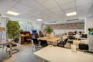 Dit ruim kantoor op toplocatie beschikt over een oppervlakte van 265 m², een achterliggende, aanpalende garage, 2 ondergrondse garageboxen en...