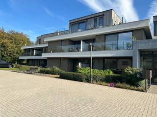 Te midden van het groen, gelegen in het landelijke Berlare, bieden wij U in een residentie van 53 ruime en erkende assistentiewoningen, deze...