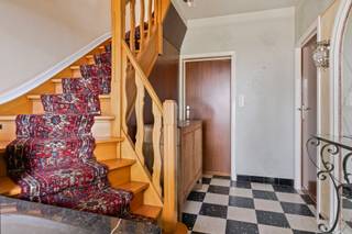 Deze statige, maar te renoveren open bebouwing is gelegen op een perceel van 13a13ca en bevindt zich op de grens van agrarisch gebied, wat zorgt voor een prachtig groen en open uitzicht. De woning beschikt over een functionele indeling met heel wat potentieel. Op het gelijkvloers vinden we de inkomhal, een leefruimte, keuken, berging, badkamer en een eerste slaapkamer, wat deze woning ook geschikt maakt voor wie graag gelijkvloers woont. Op de eerste verdieping geeft de ruime overloop toegang tot drie bijkomende slaapkamers én een extra zolderkamer die kan worden ingericht als hobbyruimte, bureau of vijfde slaapkamer. Buiten vinden we een aparte garage waar de wagen veilig en droog kan worden gestald. Dankzij de centrale ligging, de grote bewoonbare oppervlakte en het uitzicht op achterliggend groen is deze woning een ideale opportuniteit voor wie op zoek is naar ruimte en rust, en bereid is om van deze solide basis een echte thuis te maken.